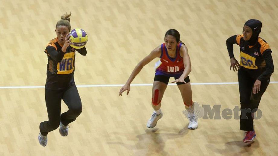 Pemain Malaysia, Pow Mei Foong (kiri) mengawal bola dari dirampas ketika menentang Filipina. FOTO OSMAN ADNAN