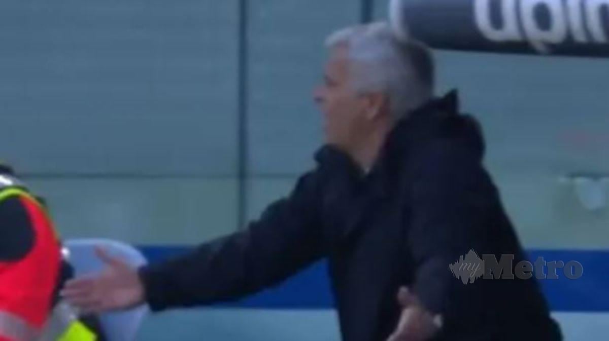 KEPALA Jose Mourinho terhantuk bumbung tempat duduk pemain simpanan dan pegawai pasukan, semalam. FOTO Agensi