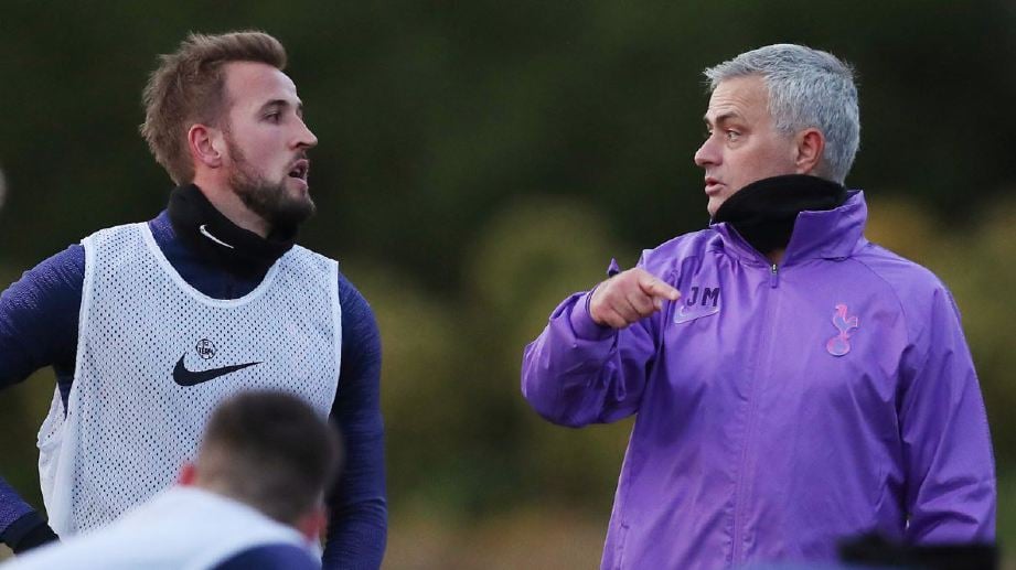 MOURINHO (kanan) bersama Kane ketika sesi latihan di Hotspur Way. — FOTO Tottenham Hotspur