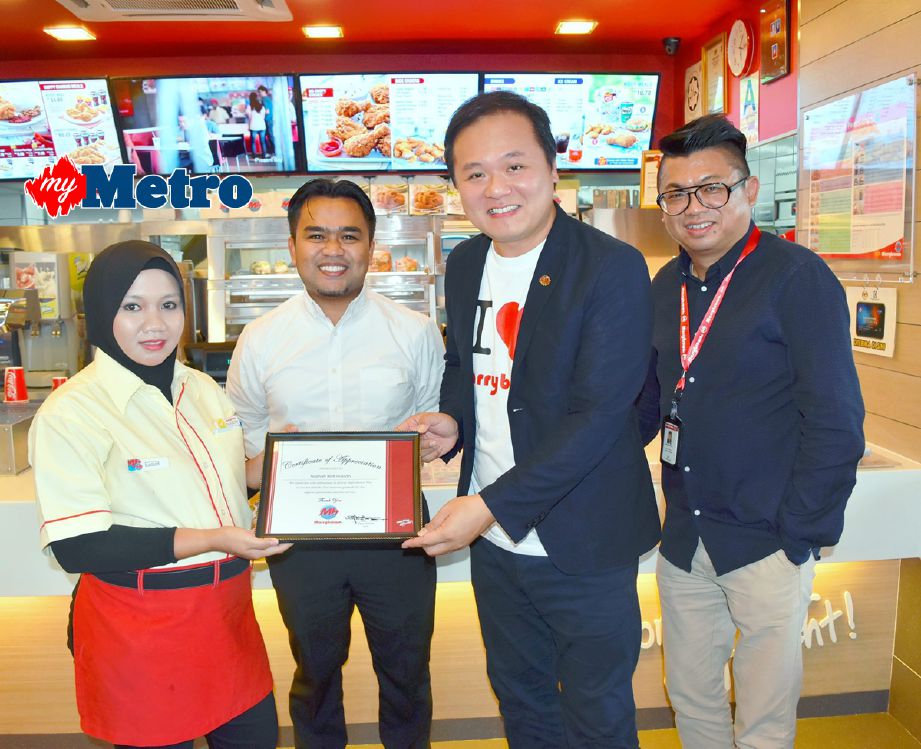 Joshua Liew (dua kanan) menyerahkan sijil penghargaan kepada Najihah di Restoran cawangan Paka. FOTO Rosli Ilham