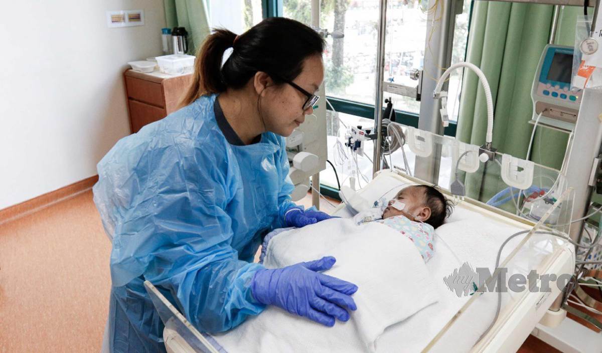 RUBINA bersama anaknya, Joshua JL yang menghidapi Ventricular Septal Defect and Interrupted Aortic Arch memerlukan sumbangan sebanyak RM50,000 untuk menjalani pembedahan di Hospital Gleneagles, Kuala Lumpur. FOTO Sadiq Sani