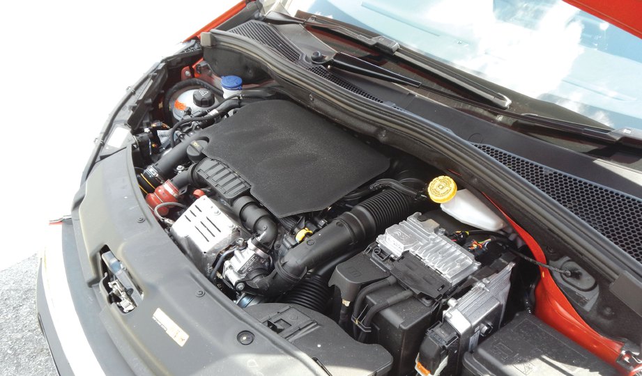 ENJIN tiga silinder turbo DOHC yang menjimatkan minyak.