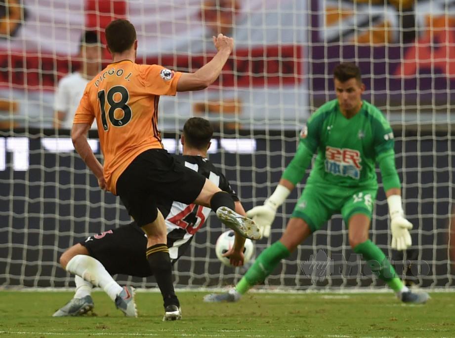JOTA (kiri) menjaringkan gol ketiga Wolves. — FOTO AFP
