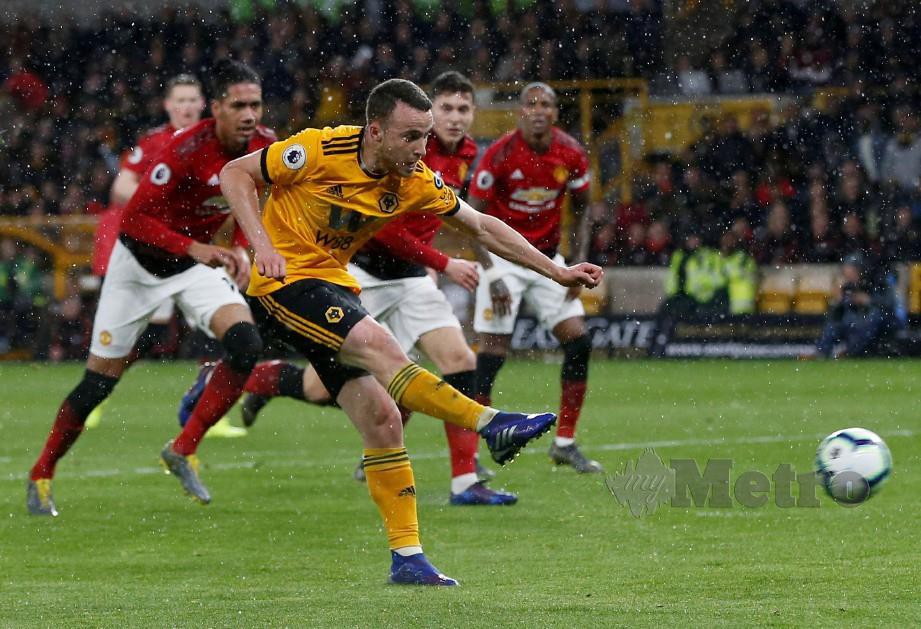 JOTA menjaringkan gol penyamaan Wolves. — FOTO Reuters