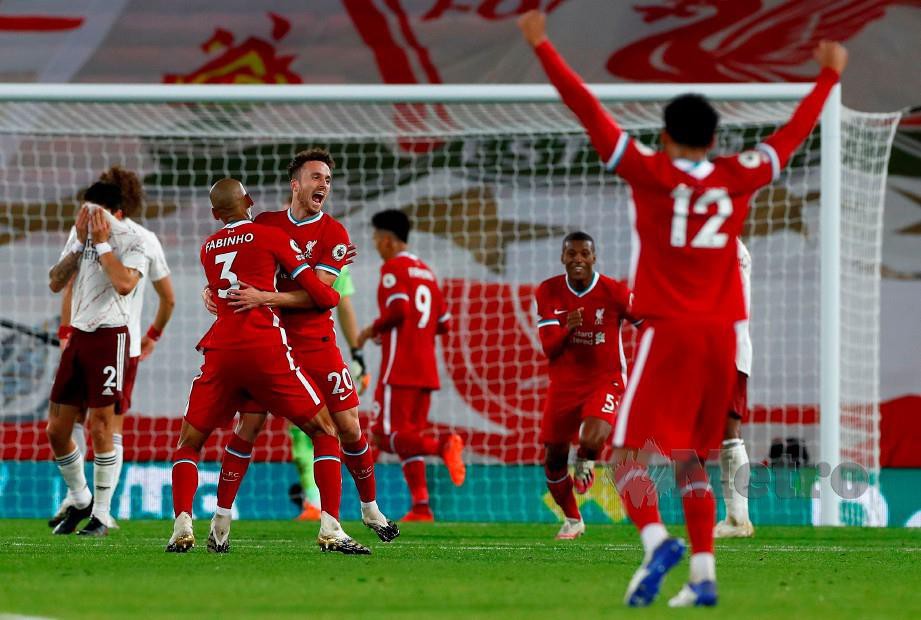 Diogo Jota (tiga kiri) meraikan gol ketiga Liverpool berdepan Arsenal. FOTO AFP