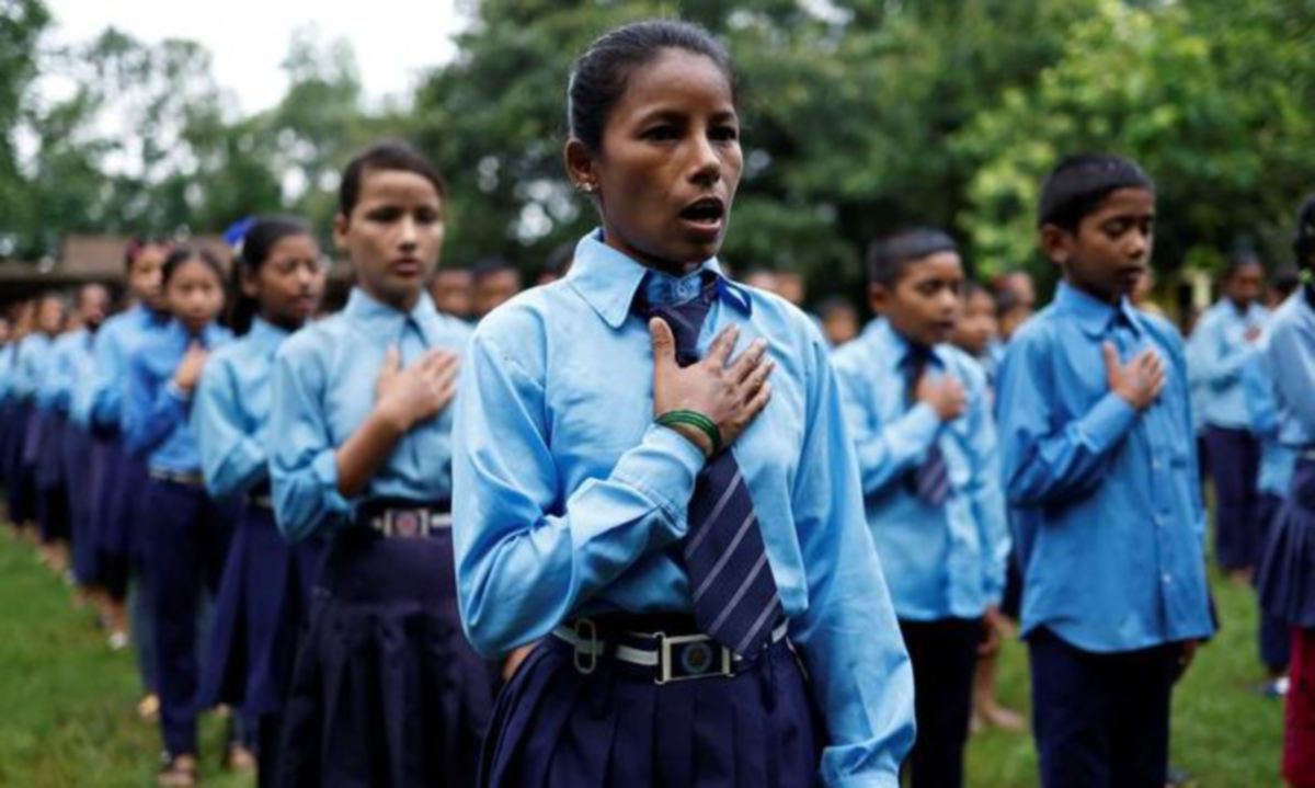 PARWATI Sunar (depan) menyanyikan lagu kebangsaan Nepal ketika perhimpunan sekolah. FOTO Reuters