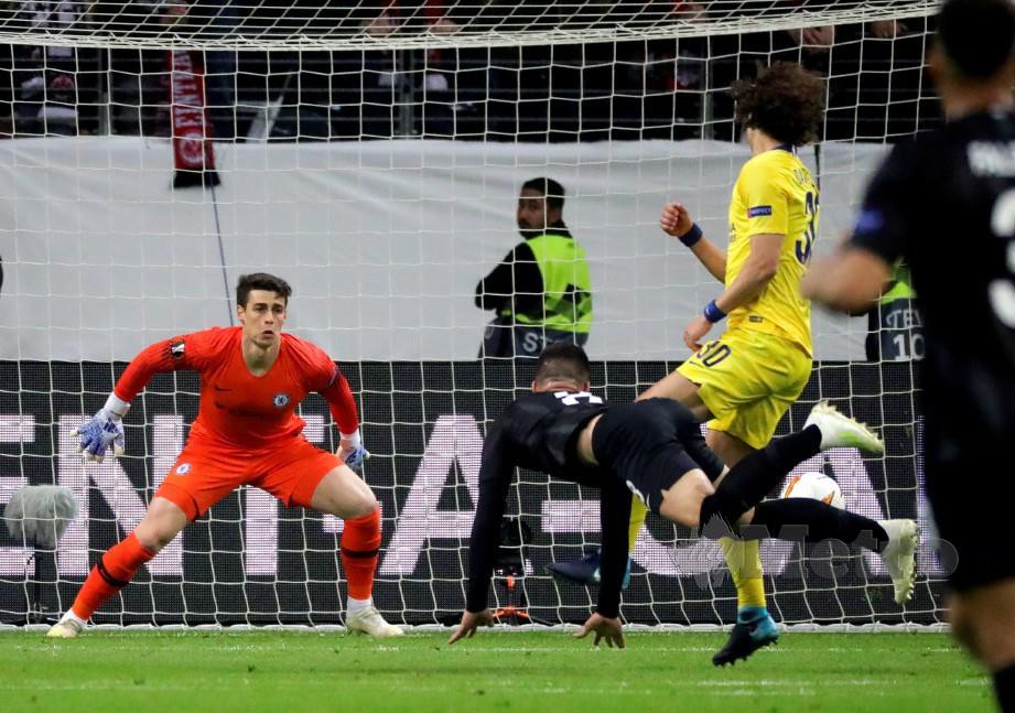 JOVIC (dua kiri) menanduk masuk gol pembukaan buat Eintracht. — FOTO EPA