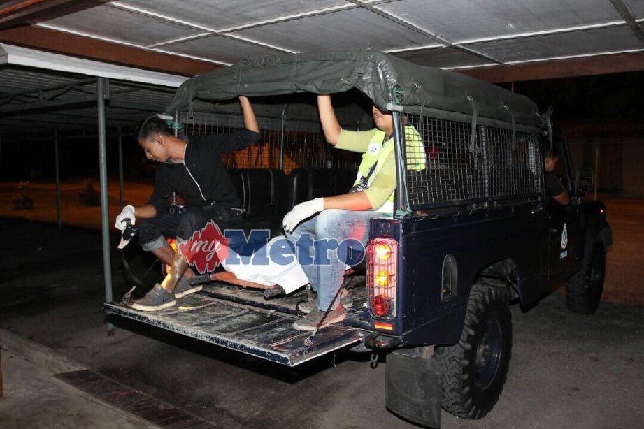 Mayat Alif Aiman dibawa menggunakan kenderaan polis ke Hospital Tumpat.