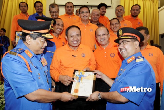Setiausaha Kerajaan Negeri Melaka Datuk Wira Naim Abu Bakar (kanan) dan Timbalan Ketua Pengarah (Operasi) JPAM, Selamat Dahalan (kiri), ketika majlis penyampaian sijil 