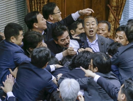 Ahli Parlimen mengerumuni Speaker Yoshitada Konoike (tidak kelihatan). - Foto  EPA