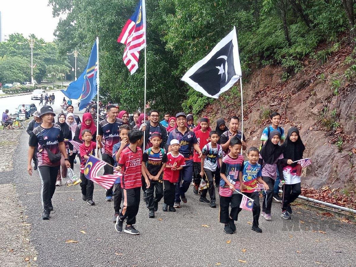 Mohamad Nasir bersama pegawai dan kakitangan JPN pada program kempen Go Green di Bukit Besar, hari ini. FOTO BAHAROM BAKAR.