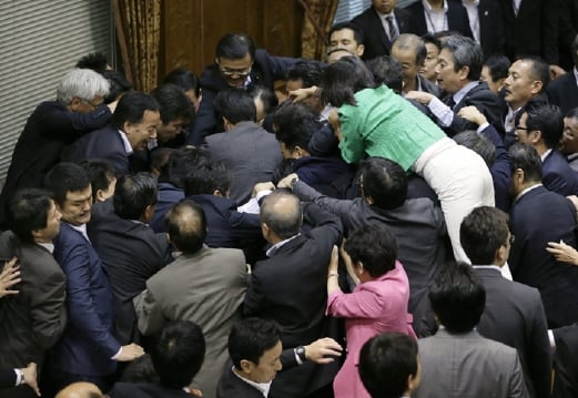 Semakin ramai Ahli Parlimen mengerumuni Speaker Yoshitada Konoike (tidak kelihatan). - Foto  EPA