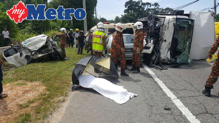 Jururawat maut dalam kemalangan membabitkan empat kenderaan termasuk lori di Kilometer 27 Jalan Ipoh - Kuala Lumpur, di sini pagi tadi. FOTO ihsan PDRM