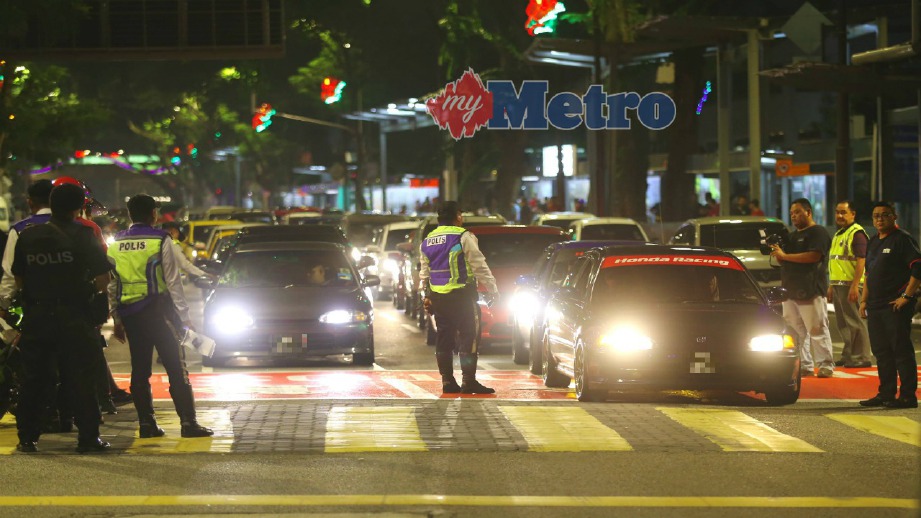 ANGGOTA Jabatan Siasatan dan Penguatkuasaan Trafik (JSJPT) Kuala Lumpur melakukan pemeriksaan ke atas kenderaan dalam operasi di Jalan Raja Laut, Kuala Lumpur, hari ini. FOTO Mohamad Shahril Badri Saali
