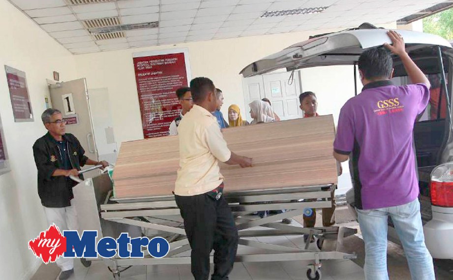 Ahli keluarga mengiringi jenazah Mohd Tarmizi di pekarangan Jabatan Forensik di Hospital Sultanah Bahiyah. FOTO SHARUL HAFIZ ZAM