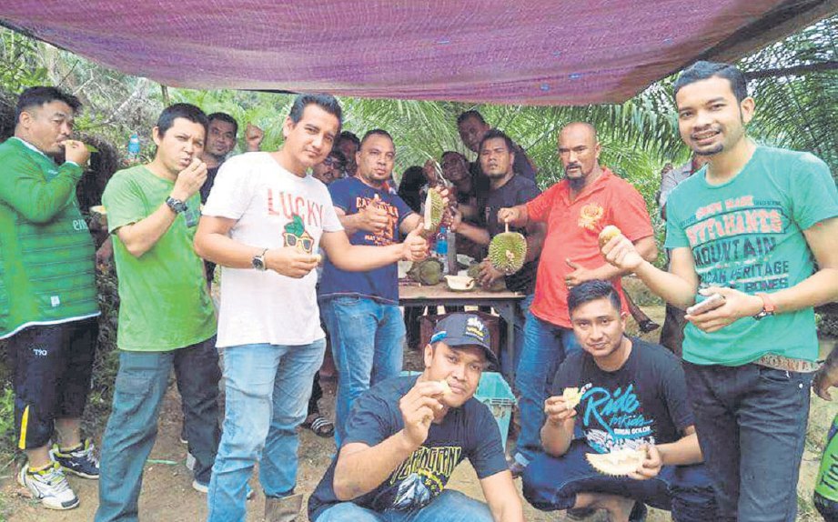 PELANGGAN mengambil peluang menikmati durian CW.