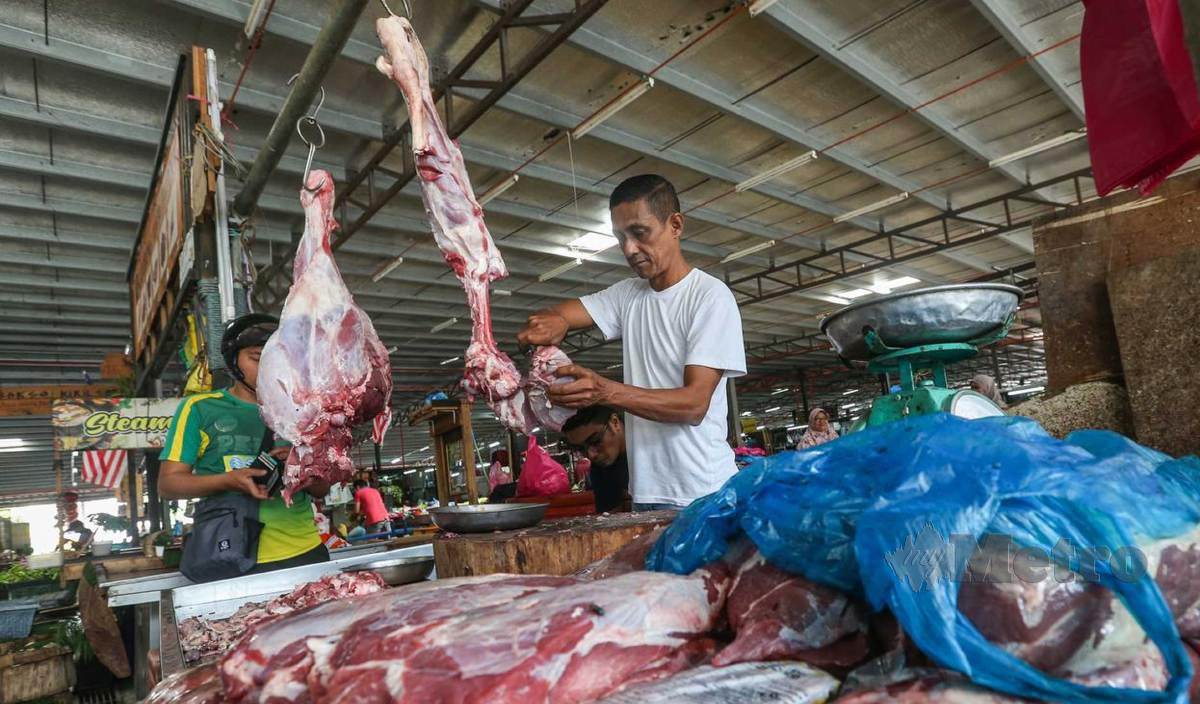 MOHD Raffi Yusof mengakui jualan daging tempatan di premisnya menurun sehingga 50 peratus sepanjang 13 hari umat Islam berpuasa ketika ditemui di Pasar Awam Seberang Jaya. FOTO Danial Saad
