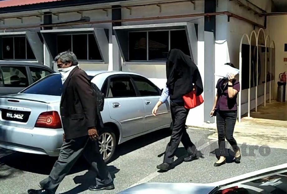 PAKAR sakit puan (tengah) berjalan keluar dari mahkamah selepas dibebaskan oleh Majistret berikutan permohonan sambungan reman ditolak Majistret Kamaliza Md Zain. FOTO DZIYAUL AFNAN ABDUL RAHMAN
