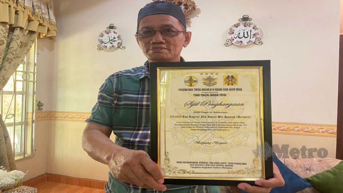 LANS Koperal (B) Nik Ismail Hamzah menunjukkan sijil penghargaan yang diterima sepanjang berkhidmat dalam ATM. FOTO HAZIRA AHMAD ZAIDI