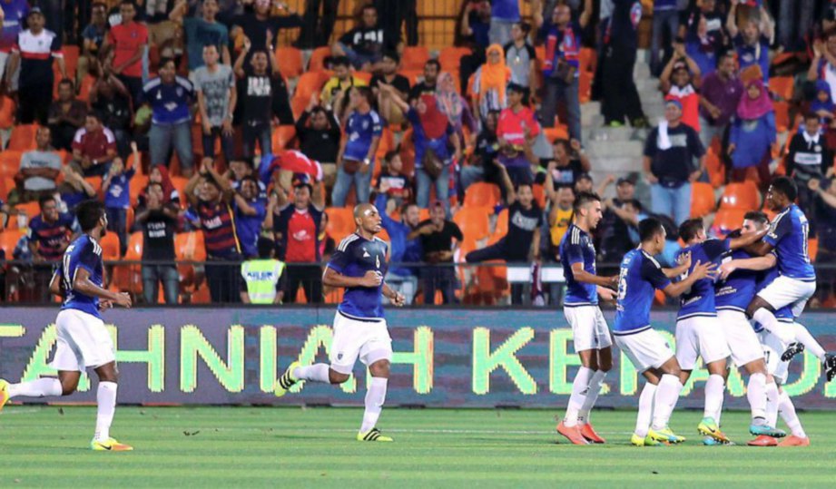 PEMAIN Johor DT meraikan gol ketiga ketika menentang Felda United. 