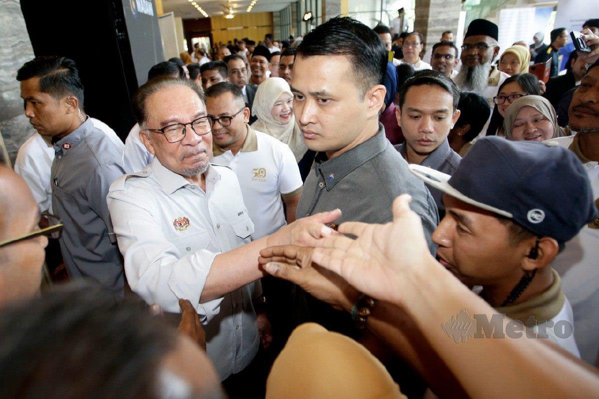 ANWAR bersalaman mesra dengan sebahagian ahli NUTP ketika hadir pada Majlis Sambutan Jubli Emas NUTP di Bangi. FOTO Aizuddin Saad