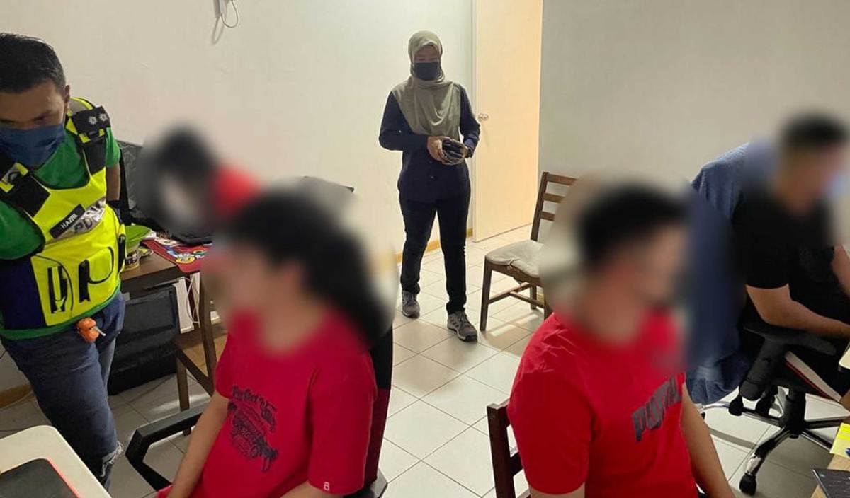 PASUKAN Bahagian Siasatan Jenayah IPD Kuching bersama sembilan anggota dari Balai Polis Sekama dan Bintawa menjalankan serbuan Op Dadu ke atas sebuah pangsapuri di Bintawa. FOTO Ihsan PDRM