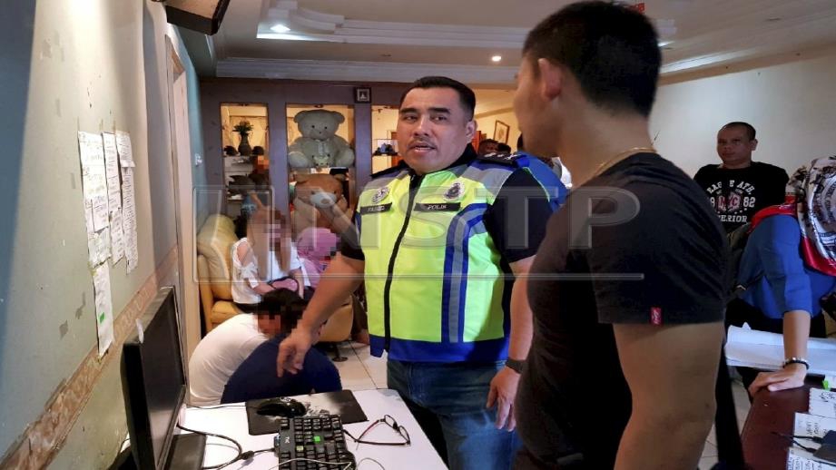 Fadzil (dua dari kiri) menyertai operasi judi dalam talian semalam. 