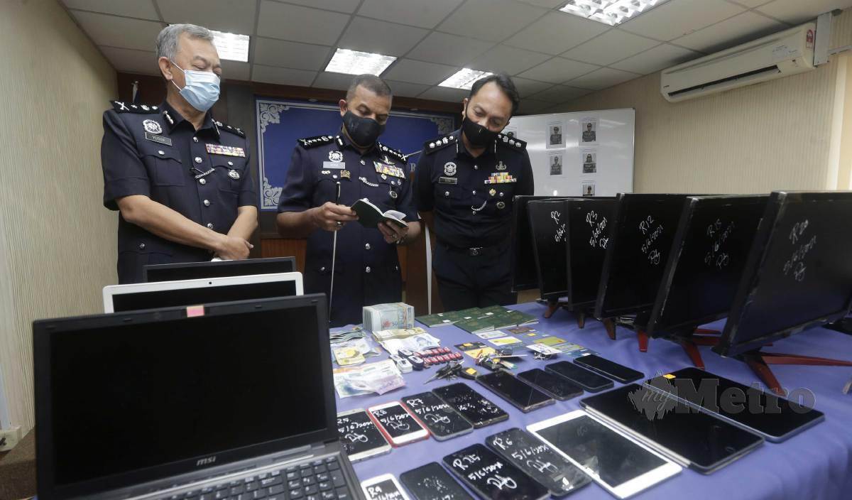 AYOB Khan (tengah) menunjukkan barang rampasan berkaitan kes judi atas talian dalam satu serbuan di Iskandar Puteri ketika sidang media di Ibu Pejabat Polis Kontinjen (IPK) Johor. FOTO Nur Aisyah Mazalan