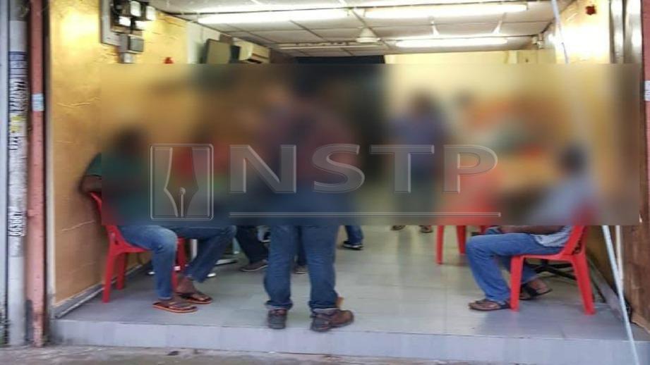 ANTARA individu yang ditahan kerana disyaki terbabit dalam aktiviti judi dalam talian di Pasir Gudang, semalam. FOTO Ihsan PDRM