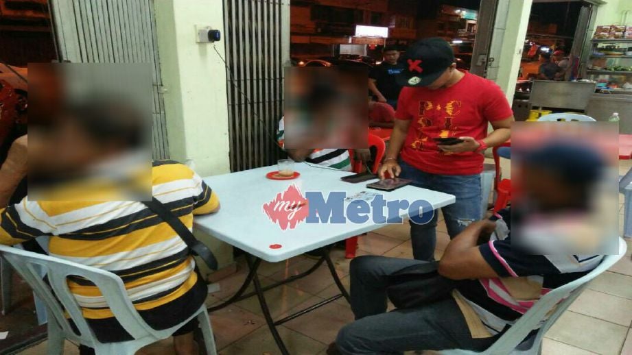 ANGGOTA polis melakukan siasatan selepas menyerbu sebuah restoran di Banting, semalam. FOTO Ihsan PDRM