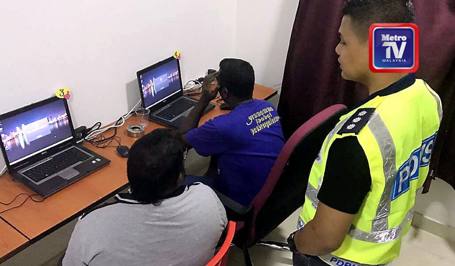 ANGGOTA dan pegawai polis memeriksa komputer untuk perjudian dalam talian. FOTO NSTP