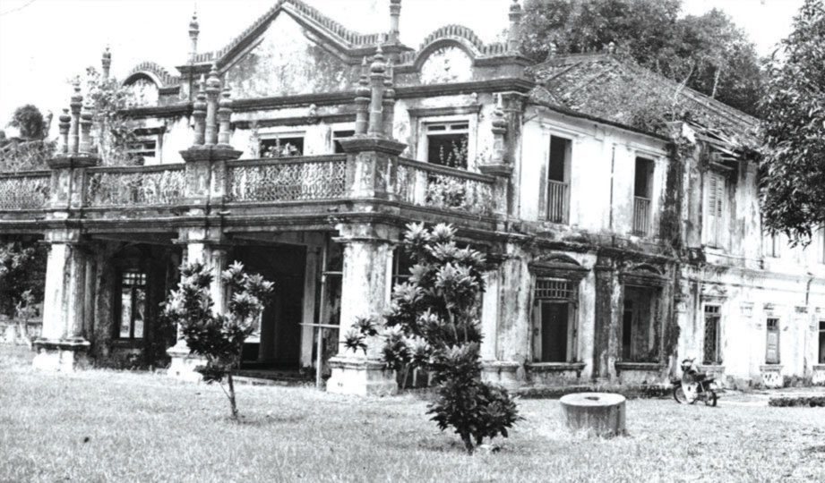 1988. Istana Bandar atau Istana Sultan Alaeddin Sulaiman Shah yang dibina pada penghujung abad ke-19 dalam tahun 1899.