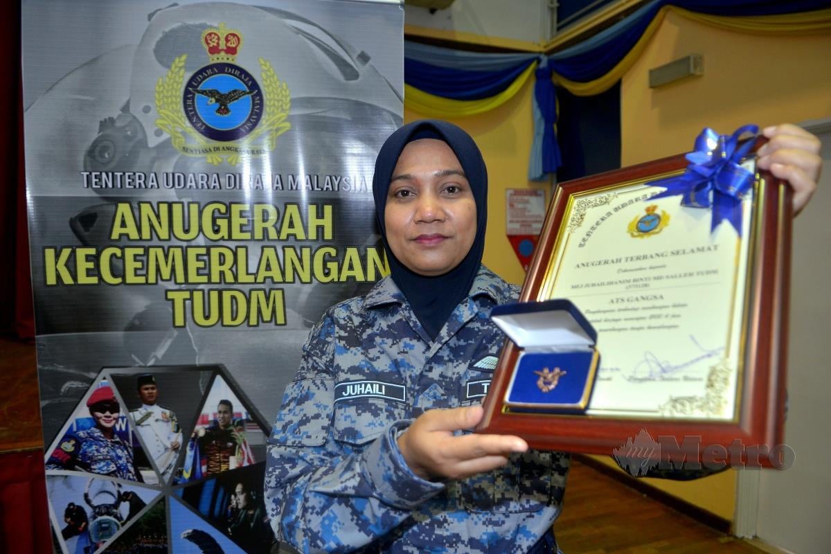 JUHAILI menunjukkan Anugerah Terbang Selamat yang diterima pada Majlis Anugerah Kecemerlangan Tentera Udara Diraja Malaysia (TUDM) 2020 di Dewan Ababil, Pengkalan Udara Subang. FOTO FAIZ ANUAR