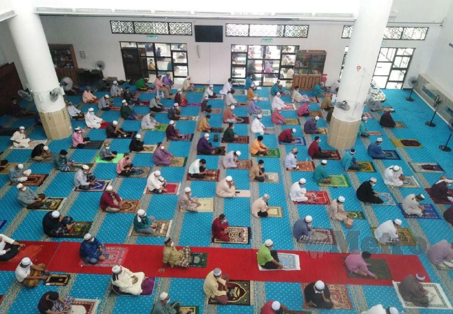 SEBAHAGIAN jemaah yang menunaikan solat Jumaat di Masjid Taman Padu Permai, Sungai Besar, Selangor tadi.