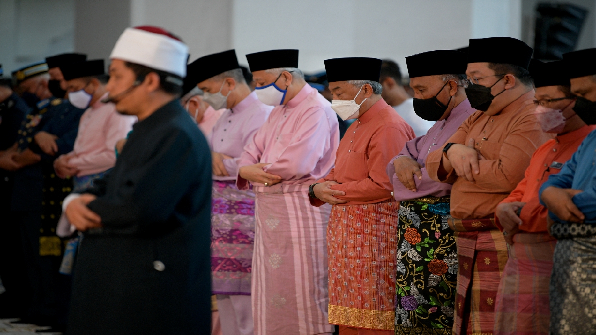 YANG di-Pertuan Agong Al-Sultan Abdullah Ri’ayatuddin Al-Mustafa Billah Shah hari ini berkenan menunaikan solat Jumaat di Masjid Wilayah Persekutuan, di sini. FOTO BERNAMA