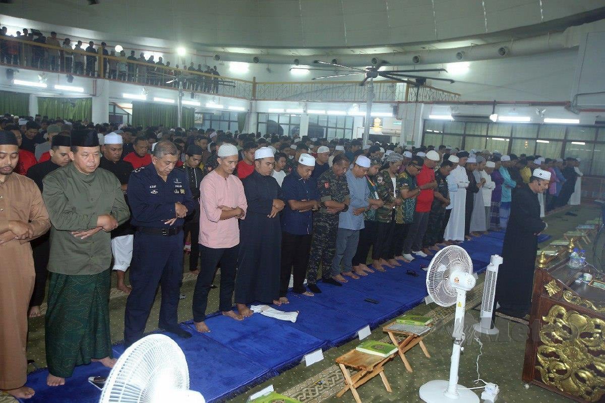 RAZARUDIN bersama Ayob Khan dan jemaah menunaikan solat Subuh ketika Program #Geng Subuh Macam Jumaat di Masjid Bukit Aman, Kuala Lumpur. FOTO Hairul Anuar Rahim