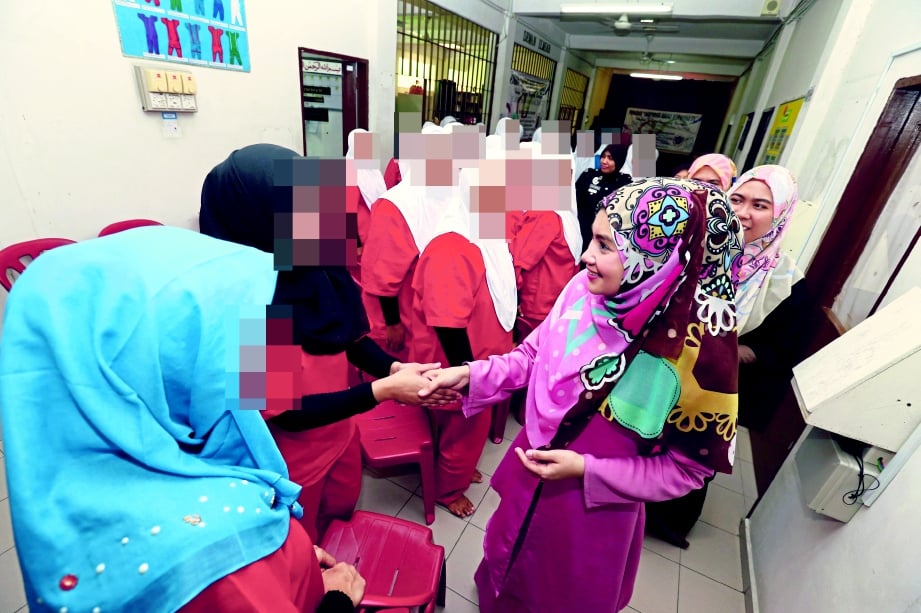 NORJUMA bermesra dengan penghuni Penjara Wanita Kajang pada program  Sehelai Tudung Segunung Harapan Aidijuma.