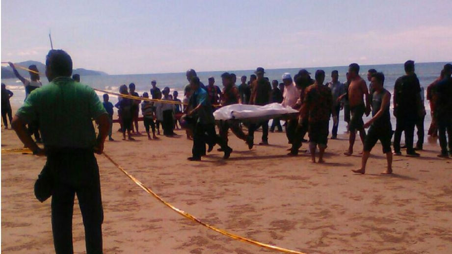 SATU daripada mayat nelayan yang lemas ditemui di pesisir pantai. FOTO Recqueal Raimi
