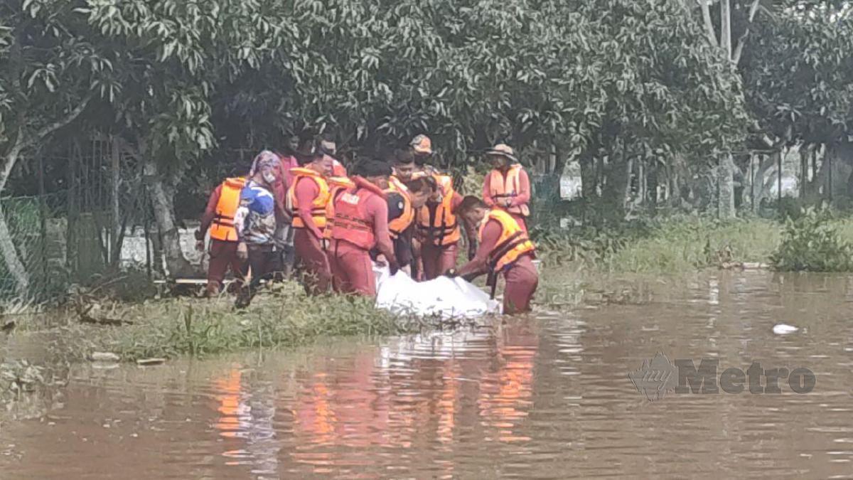 ANGGOTA bomba mengangkat jenazah Ismail Awang yang ditemui lemas dihanyutkan kira-kira 4.3 kilometer di tempat mangsa jatuh di Sungai Langgar. FOTO ZULIATY ZULKIFFLI