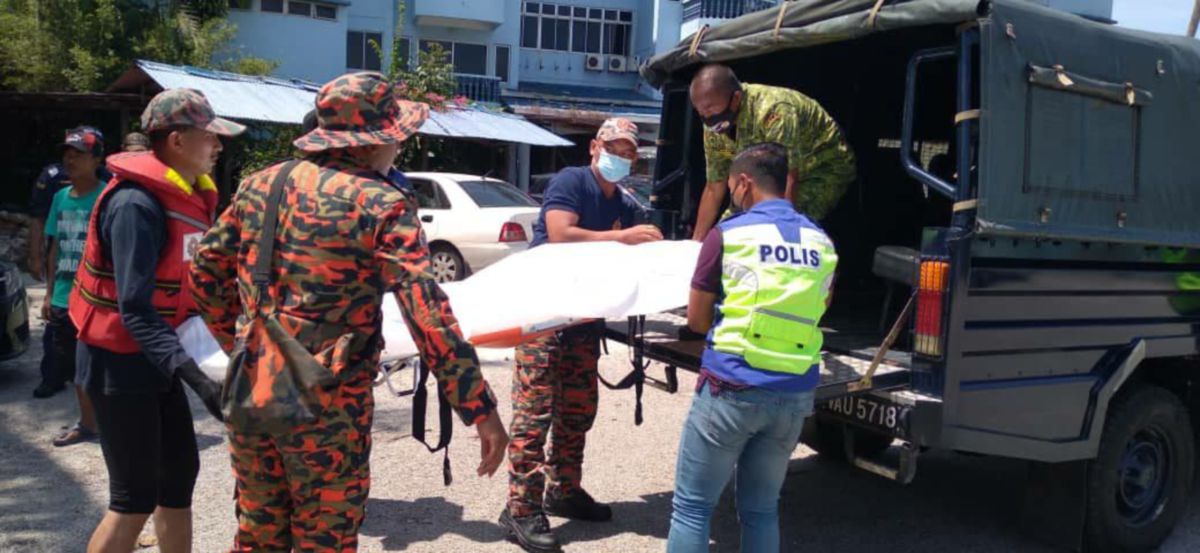 Anggota bomba dan penyelamat mengangkat jenazah Mohd Shahrudin yang ditemui lemas di pantai Sungai Ular, Kuantan. FOTO IHSAN JBPM Pahang