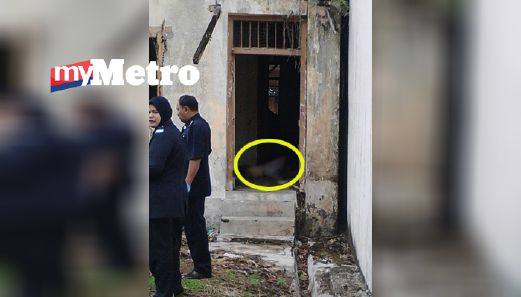 Anggota polis melakukan pemeriksaan di lokasi penemuan mayat seorang lelaki warga emas. FOTO Azahar Hashim