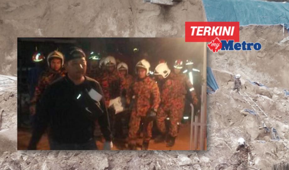 ANGGOTA penyelamat mengangkat mayat keenam tanah runtuh yang ditemui dalam kejadian di tapak pembinaan Lembah Permai, Tanjung Bungah. IHSAN APM