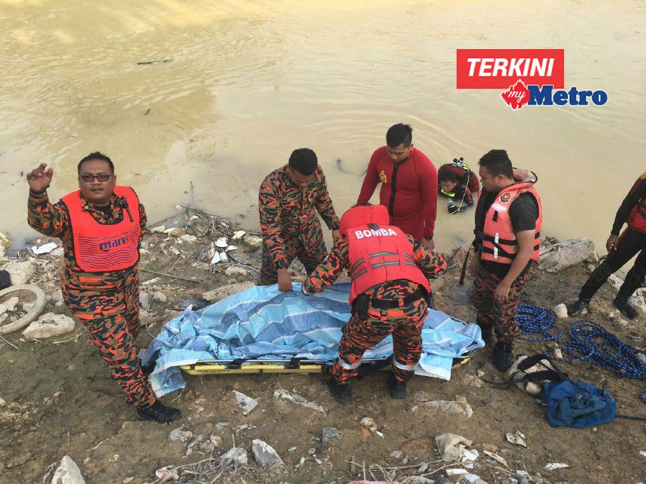 Mayat dua beradik ditemui di dalam Sungai Balak, Kampung Simpang Balak petang tadi. FOTO ihsan bomba
