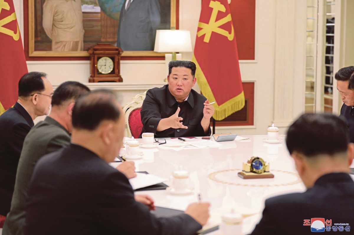  Jong Un (tengah) ketika menghadiri satu mesyuarat di Pyongyang. FOTO  EPA/KCNA  