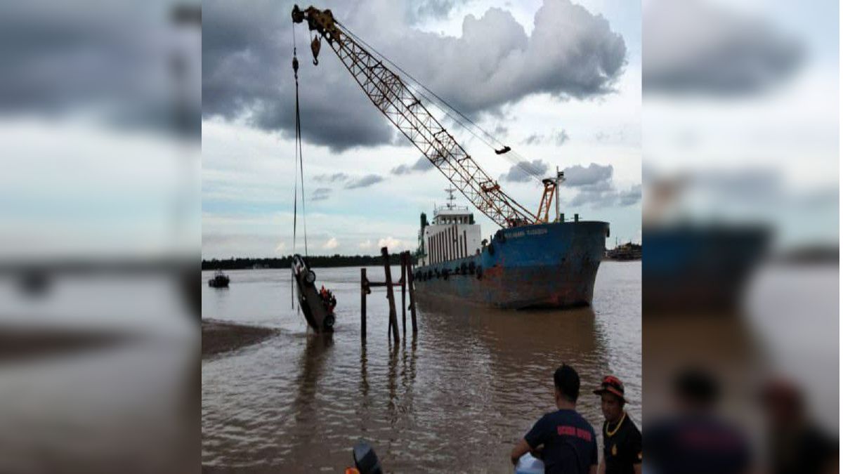 KERETA yang terjunam ke dalam sungai di Tanjung Kunyit, Sibu, Sabtu lalu berjaya dibawa keluar. FOTO Ihsan pembaca.