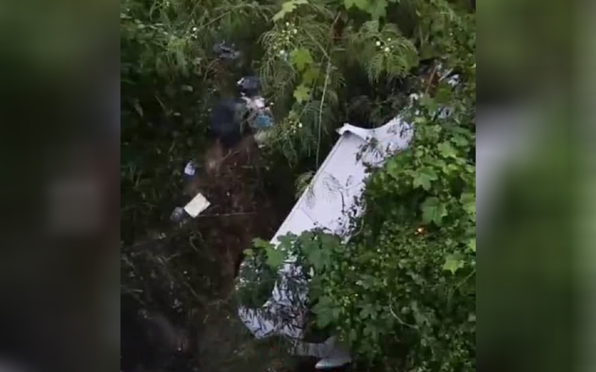 LIMA orang terselamat dari maut apabila sebuah kereta bersama empat orang penumpang terbabas sendiri dan terjatuh ke tebing sungai di Jambatan Kampung Baru Bentong pada kira - kira jam 6.45 petang hari ini. FOTO IHSAN PDRM