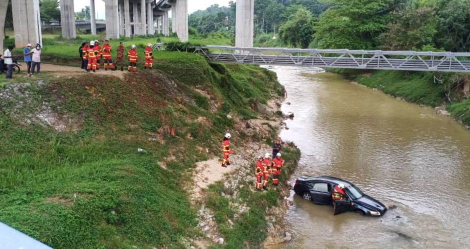 Pemandu terlelap, kereta masuk sungai | Harian Metro