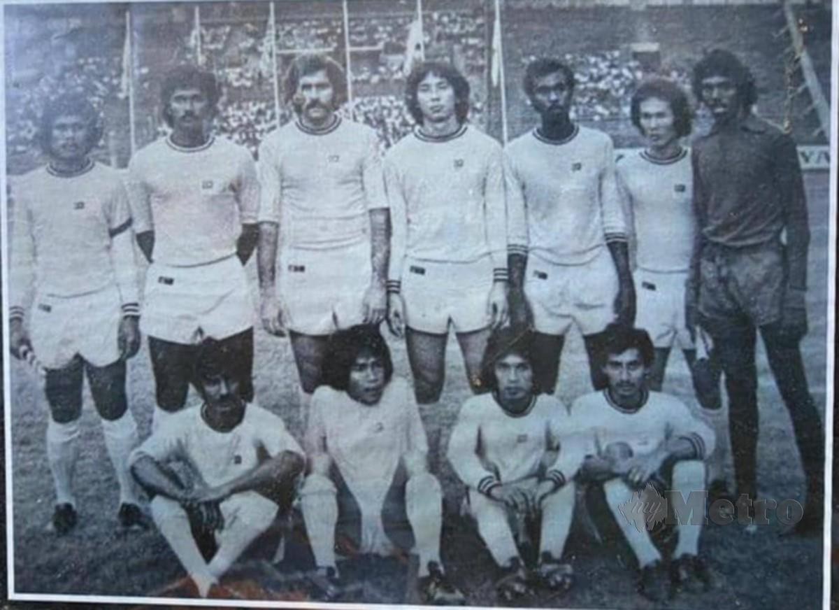 Harun Jusoh (duduk dua kanan) bersama rakan sepasukannya dalam skuad Olimpik Munich 1972.