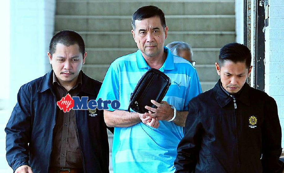 Awang Mohd Tahir hadir ke mahkamah selepas ditahan sejak tahun lalu atas pertuduhan pecah amanah di Mahkamah Tinggi Kota Kinabalu. FOTO Izhari Ariffin