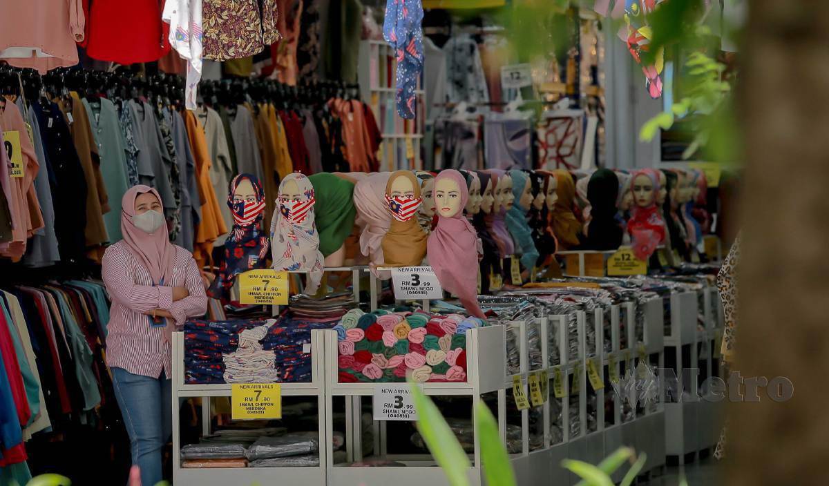 KELIHATAN pekerja gedung pakaian menunggu pelanggan di premis mereka ketika tinjauan di Jalan Tuanku Abdul Rahman di ibu kota. Kebanyakan sektor ekonomi kini dibuka kepada orang ramai yang lengkap menerima dos suntikan vaksin Covid-19. FOTO Asyraf Hamzah